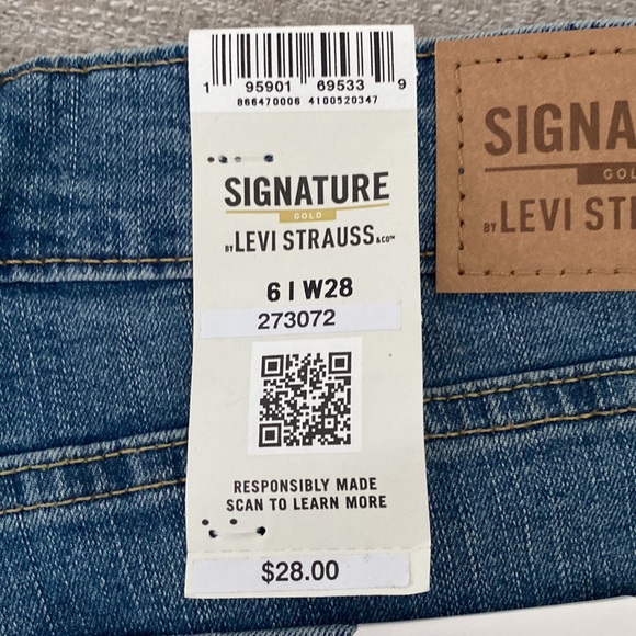 Levi Strauss Mid Rise Cuffed jean shorts Size 28/6. NWT - Picture 9 of 10